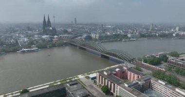 Hohenzollern Köprüsü, Almanya 'nın Köln eyaletinde yer alan bir köprü. Hava görünümü.