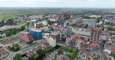 Zaandam, Kuzey Hollanda, Hollanda, 2 Haziran 2024: Amsterdam 'ın kuzeyinde Zaandam' da şehir silueti.
