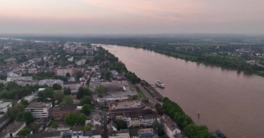 Günbatımında Almanya 'nın Bonn şehrinin üzerinde uçuyor. Drone görünümü.