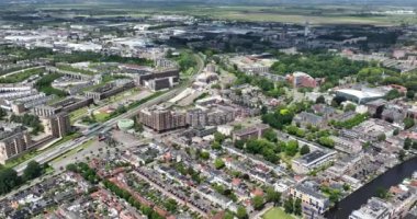 Hollanda 'daki Alphen aan Den Rijn merkez istasyonu ve şehir genel görünümü. Hava görünümü.