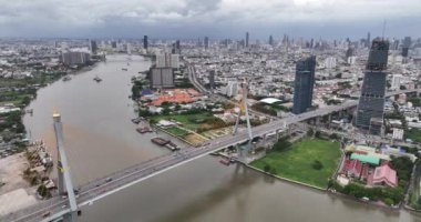 Bhumibol Köprüsü aynı zamanda Endüstriyel Çevre Yolu Köprüsü, şehir trafiği ve altyapısı olarak da bilinir. Bangkok, Tayland. Hava görünümü.