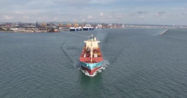 Laem Chabang, Changwat Chonburi, Tayland, 27 Haziran 2024: Laem Chabang limanının önündeki açık denizde Maersk konteynırları