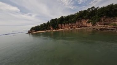 Krabi plajı Tayland, doğa, uçurumlar ve plaj, FPV insansız hava aracı videosu.