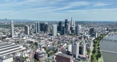 Frankfurt am Main, Hessen, Almanya, 11 Mayıs 2024: Frankfurt am Main Skyline, finans bölgesindeki ofis binaları.
