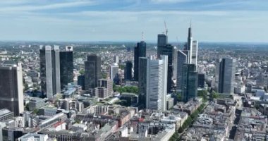 Frankfurt am Main, Hessen, Almanya, 11 Mayıs 2024: Frankfurt am Main Skyline, finans bölgesindeki ofis binaları.