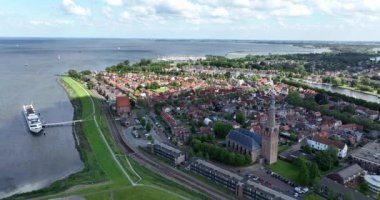 Medemblik 'teki Feribot Terminali, Hollanda, Ijsselmeer yakınlarındaki küçük bir köy..