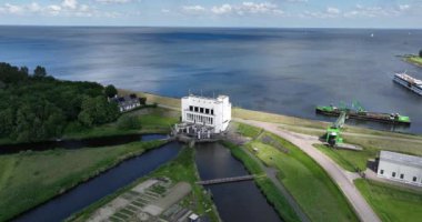 Pompalama istasyonu Lely, 1930 'dan itibaren Ijsselmeer, Hollanda boyunca elektrik pompalama istasyonu..