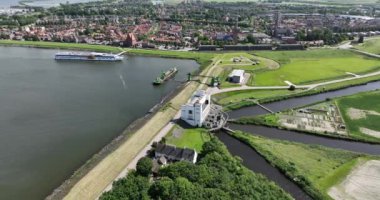Pompalama istasyonu Lely elektrik yüklü pompalama. Medemblik, Hollanda.