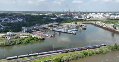 Godorfer Hafen, Rodenkirchen, Almanya. Kimyasal madde üreten gemiler