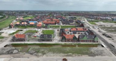 Yeni yerleşim alanı Kreekrijk, Assendelft, Zaanstad, Hollanda. Hava görüntüsü. Konut inşaatı