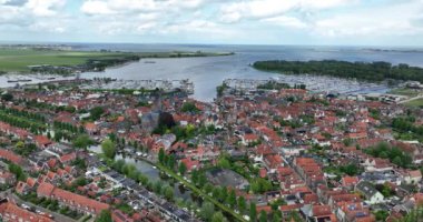 Monnickendam, Hollanda 'da Kuzey Hollanda eyaletinin Gouwzee eyaletinde yer alan bir şehirdir..