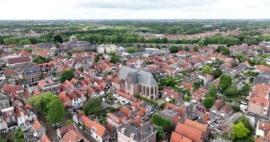 Hoorn, Hollanda 'daki Oosterkerk ya da Sint Antoniuskerk. Gotik tarzda inşa edilmiş bir kilise. Hava görüntüsü. Hollanda 'da..