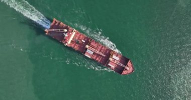 Konteynır gemisi, liman kıyısının önündeki havadan aşağıya doğru görüş. Tayland