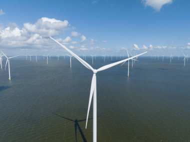 Suyun üzerinde rüzgar türbinleri. İklim değişikliği çözümü, rüzgarın sürdürülebilir yeşil enerjisi.