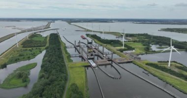 Kreekraksluizen çift kilidi Hollanda 'nın Zeeland eyaletinin Reimerswaal kentindeki Scheldt-Rhine Kanalı' nda bulunmaktadır. Hava görünümü.