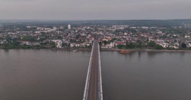 Şehir manzarası Bonn, Almanya, Kennedybridge, şehir manzarası alacakaranlıkta.