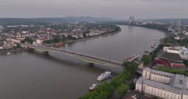 Şehir manzarası Bonn, Almanya, Kennedybridge, şehir manzarası alacakaranlıkta.