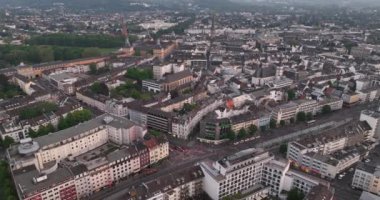 Bonn, Almanya şehir merkezi. Akşam karanlığında şehrin hava aracı görüntüsü.