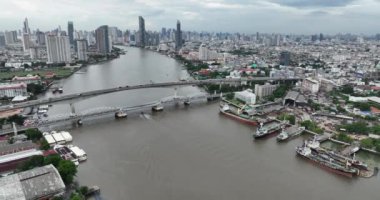 Krung Thep Köprüsü, Rama III Köprüsü ve Menam Nehri, Bangkok, Tayland 'ın arka şehir silueti. Menam Nehri. Gündüz vakti hava aracı görüntüsü. Şehir görünümü.