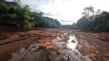 Tayland 'daki Khao Sok Ulusal Parkı' ndaki Sok Nehri, Orman Nehri, FPV insansız hava aracı videosu..