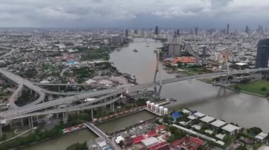 Bhumibol Köprüsü, Bangkok, Tayland, gündüz vakti havadan zaman kaybı, şehir silüeti ve Menam nehri. Şehir görünümü.