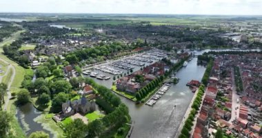 Medemblik limanı, Kuzey Hollanda, Hollanda. Şehir genel değerlendirmesi.