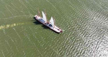 Hollanda, Ijsselmeer 'de tarihi yelkenli gemisi. Hava görünümü.