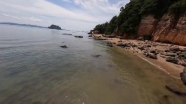 Krabi plajı Tayland, doğa, uçurumlar ve plaj, FPV insansız hava aracı videosu.
