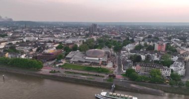 Günbatımında Almanya 'nın Bonn şehrinin üzerinde uçuyor. Drone görünümü.