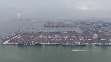 Singapur, Merkez Bölgesi - Singapur, 6 Temmuz 2024: PSA konteyner terminali, Singapur, hava zaman aşımı.