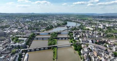 Koblenz şehir manzarası, eski şehir merkezi, Moselle nehri, Almanya 'da yaz zamanı turizm merkezi. Şehir gezisi. Hava görünümü.