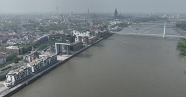 Köln, Almanya 'da Ren Nehri kıyısındaki turna evleri. Hava aracı görünümü.