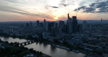 Frankfurt ana finans bölgesi. Hava görüntüsü. Gün batımı