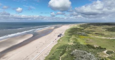 Yaz mevsiminde Zeeland 'in plajı, denizi ve kumulları. Hava aracı görünümü.