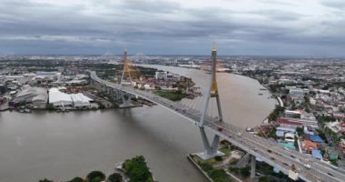 Bhumibol Köprüsü aynı zamanda Endüstriyel Çevre Yolu Köprüsü, şehir trafiği ve altyapısı olarak da bilinir. Bangkok, Tayland. Hava görünümü.