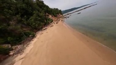 Yaz mevsiminde Tayland sahilleri, turistik yerler. FPV dron görüntüsü. Turistik bir yer.