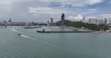 Pattaya Körfezi, Pattaya şehri işareti ve deniz boyunca ufuk çizgisi. Hava aracı görünümü.