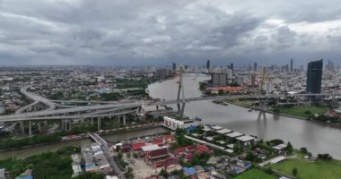 Bangkok, Tayland, şehir manzarası. Skyline, nehir, trafik tapınağı ve binalar. Hava görünümü.