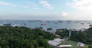 Singapur, Asya kıyıları için sanayi gemileri. Hava aracı görünümü.
