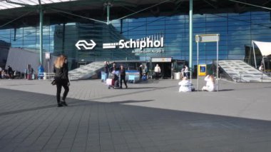 Amsterdam, Kuzey Hollanda, Hollanda, 22 Haziran 2024: Hollanda 'da Schiphol havaalanı, Schiphol Plaza' da giriş. Ulaşım.