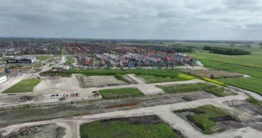 Assendelft, Hollanda 'da konut inşaatı, yeni inşaat konutlarına odaklanıyor. Hava İHA 'sı..