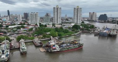 Bangkok, amphoe mueang Bangkok, Tayland, 24 Haziran 2024: Menam Nehri boyunca Bangkok 'ta endüstriyel gemilerin bakımı. Hava görünümü.