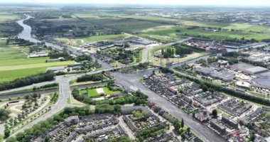Alphen aan den Rijn, Güney Hollanda, Hollanda, 9 Haziran 2024: Oude Rijn nehri ve Alphen aan den Rijn şehir altyapısı. Hava görünümü.