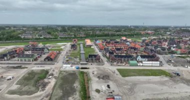 Yeni yerleşim alanı Kreekrijk, Assendelft, Zaanstad, Hollanda. Hava görüntüsü. Konut inşaatı