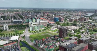 Zaandam şehir merkezi havalimanı. Tren istasyonu, belediye binası, dükkanlar, ofis binaları, oteller ve altyapı.