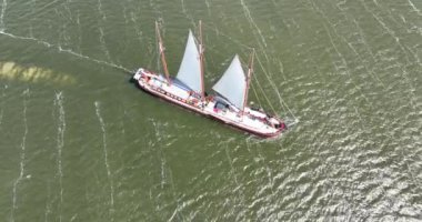 Büyük tarihi yelkenli gemisi, De Radboud. Ijsselmeer, Hollanda.