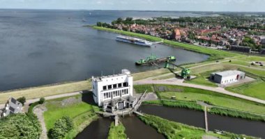 Pompalama istasyonu Lely, 1930 'dan itibaren Ijsselmeer, Hollanda boyunca elektrik pompalama istasyonu..