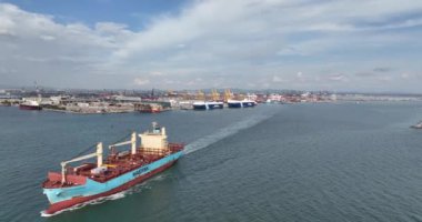 Laem Chabang, Changwat Chonburi, Tayland, 27 Haziran 2024: Laem Chabang limanının önündeki açık denizde Maersk konteynırları