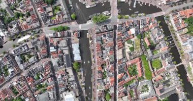 Yukarıdan Leiden 'ın hava aracı görüntüsü, Hollanda' nın kanalı ve evleriyle ufuk çizgisi, Hollanda, Hollanda.