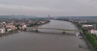 Bonn, Almanya, hava şehri manzarası ve Ren nehri şehir merkezinde alacakaranlıkta.